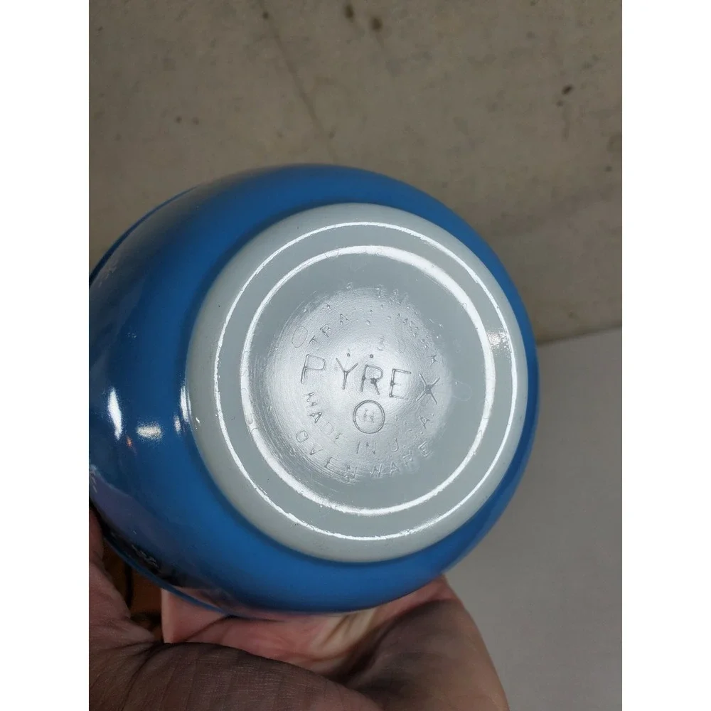 Vintage Pyrex Blue Snowflake Garland Cinderella 1.5‎ Pint Mixing Bowl #401 - USA